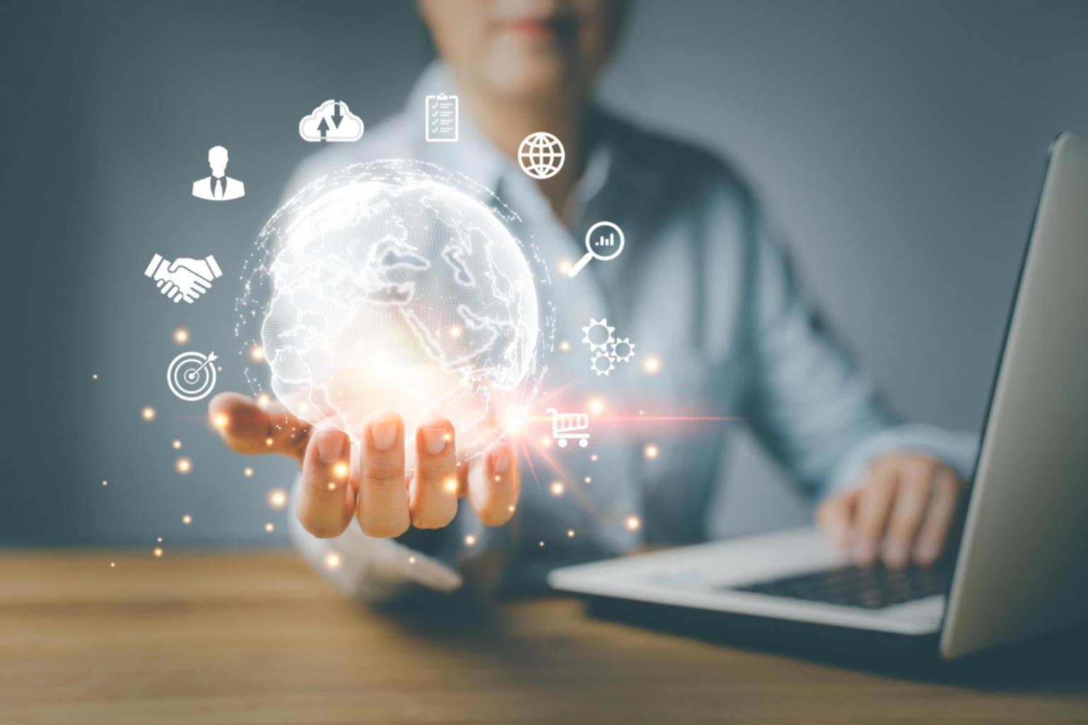 Blick in unsere moderne Lernumgebung mit Arbeitsplätzen und Collaboration-Bereichen