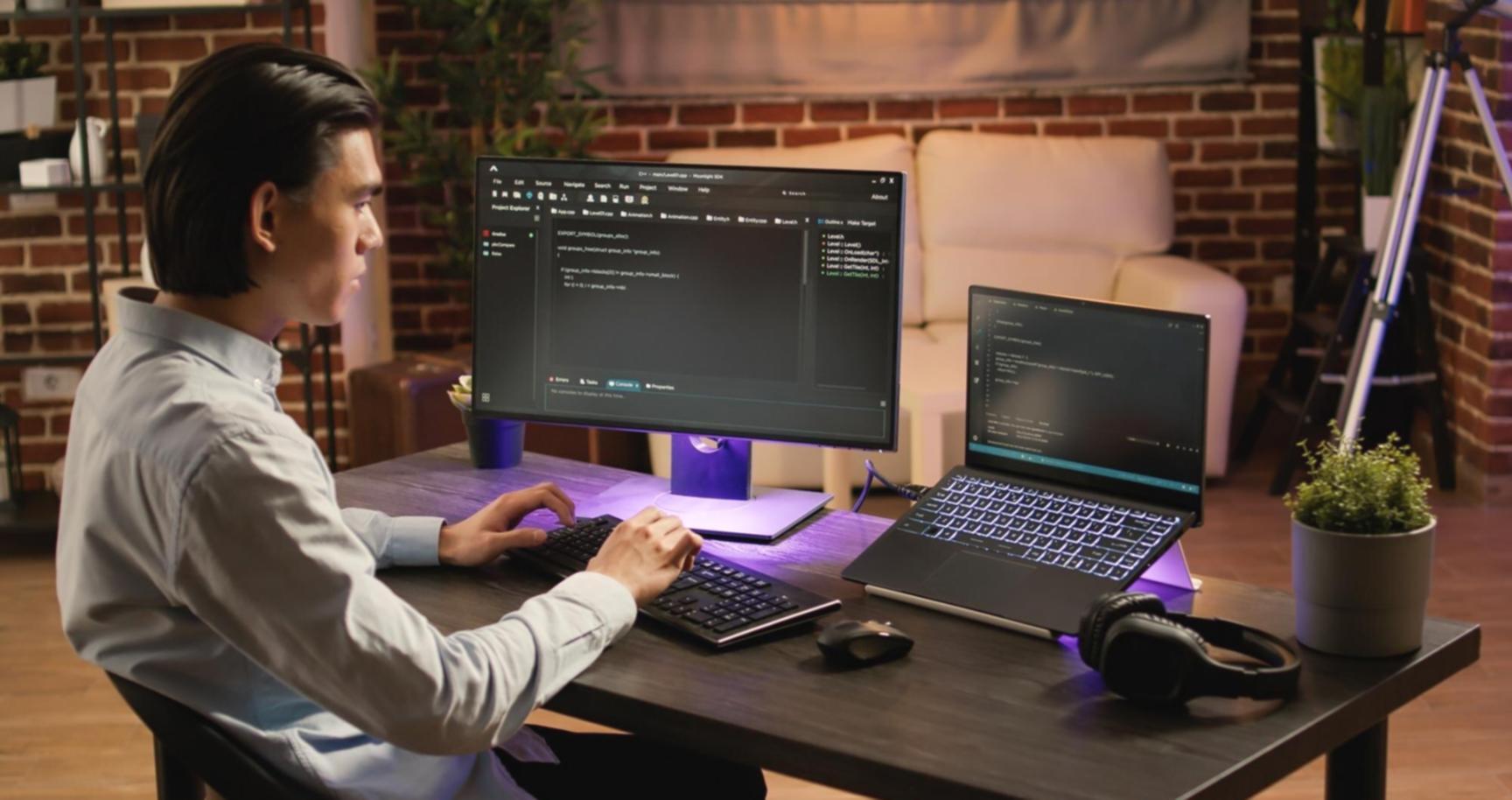 Teilnehmer arbeiten an Laptops während einer praktischen Workshop-Session